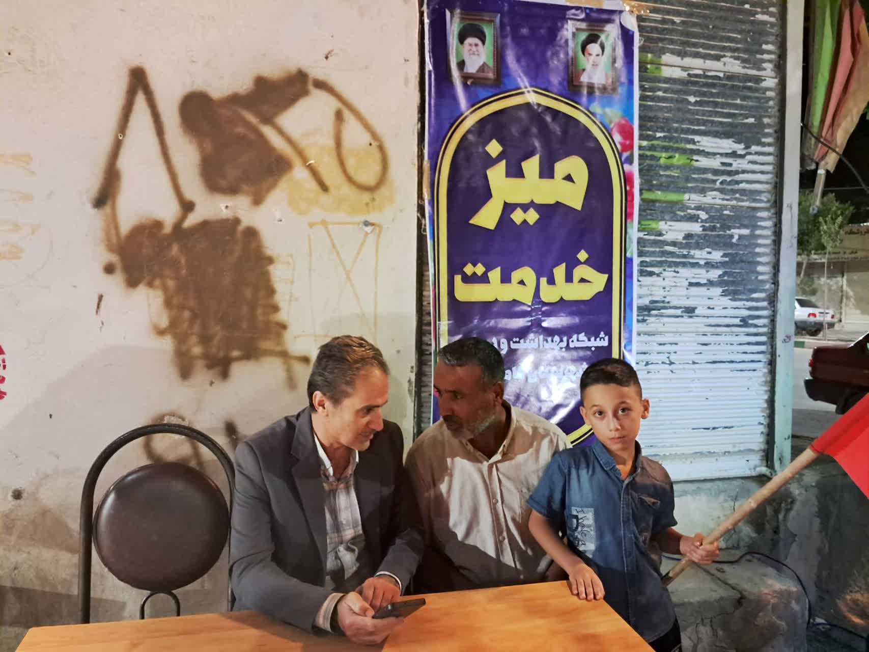 مدیر شبکه بهداشت ودرمان شهرستان فامنین، با حضور در مراسم رزمگاه شبانه، در میز خدمت این برنامه به درخواست‌ها و مسائل شهروندان در حوزه سلامت پاسخ داد.