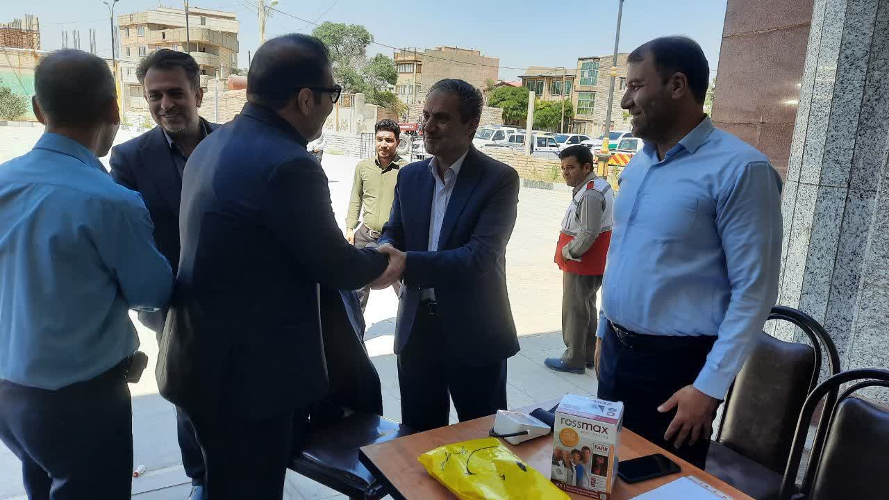 به مناسبت هفته دولت، میز خدمت شبکه بهداشت ودرمان شهرستان فامنین با حضور مدیر شبکه بهداشت و درمان در مصلای نماز جمعه برپا شد تا ضمن ارتباط مستقیم و چهره‌به‌چهره، به مطالبات و دغدغه‌های سلامت‌محور شهروندان پاسخ داده شود.