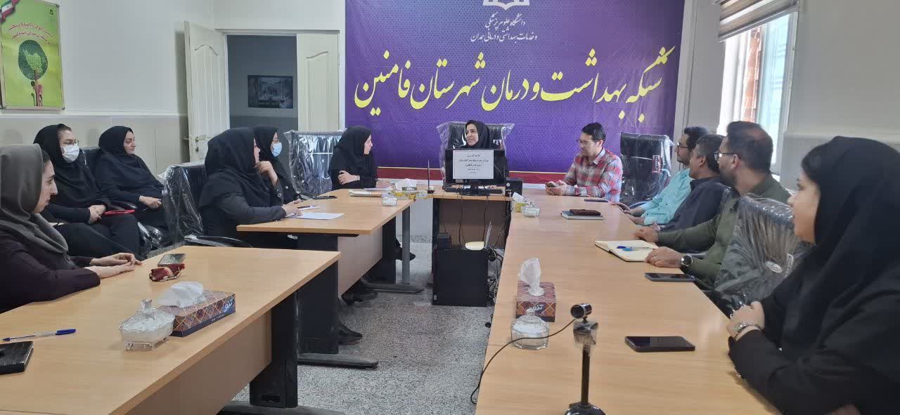 به مناسبت گرامیداشت هفته ملی بدون دخانیات، دوره آموزشی با موضوع تبیین خطرات و عوارض مخرب مصرف سیگارهای الکترونیک، ویپ و پاد، به همت واحد بهداشت محیط و کار مرکز بهداشت برگزار شد.