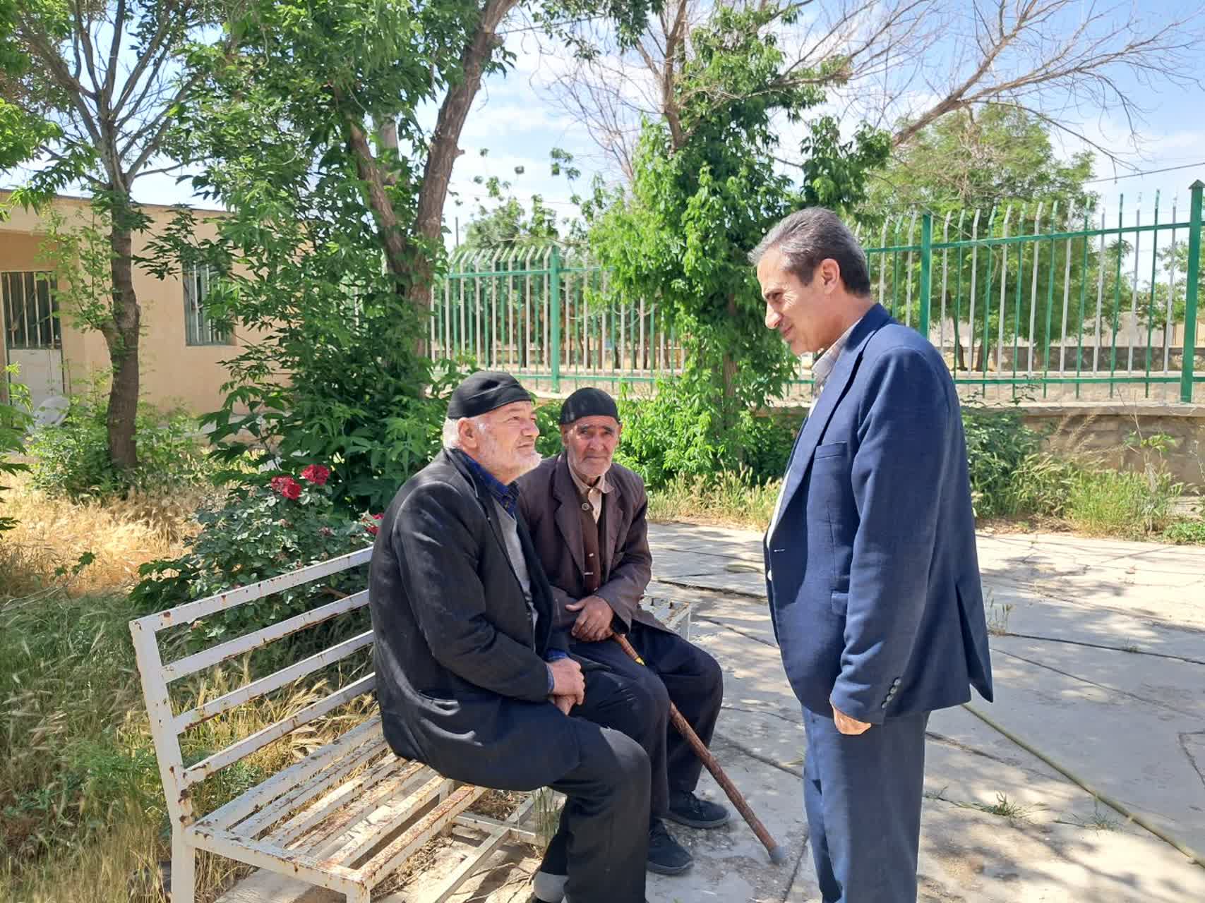  مدیر شبکه بهداشت و درمان شهرستان فامنین، با هدف بررسی وضعیت ارائه خدمات سلامت و دیدار با اهالی، از خانه‌های بهداشت روستاهای سراوک و فیض‌آباد بازدید کرد.