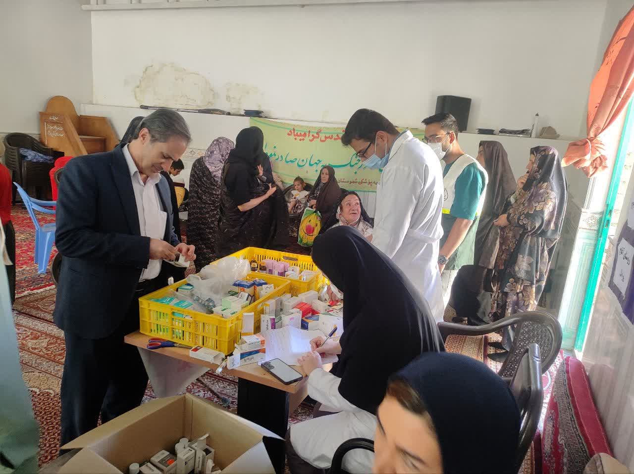 همزمان با آغاز هفته دفاع مقدس، تیم جهادی بسیج جامعه پزشکی شهرستان فامنین با حضور در روستاهای «آغاج» و «وزندان»، خدمات رایگان بهداشتی، درمانی و آموزشی به اهالی این مناطق ارائه دادند.